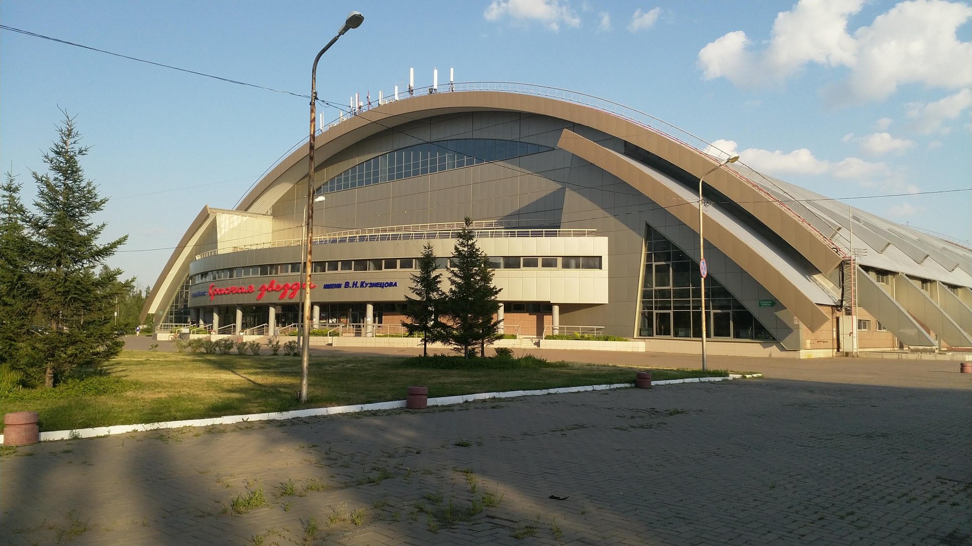 Город звезда омск. Стадион красная звезда Омск. Спорткомплекс красная звезда Омск. Манеж красная звезда Омск. Красная звезда, Омск, улица Масленникова, 142/1.